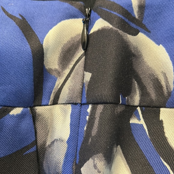 Like new semi flare skirt. The skirt is fully lined. - Picture 6 of 6